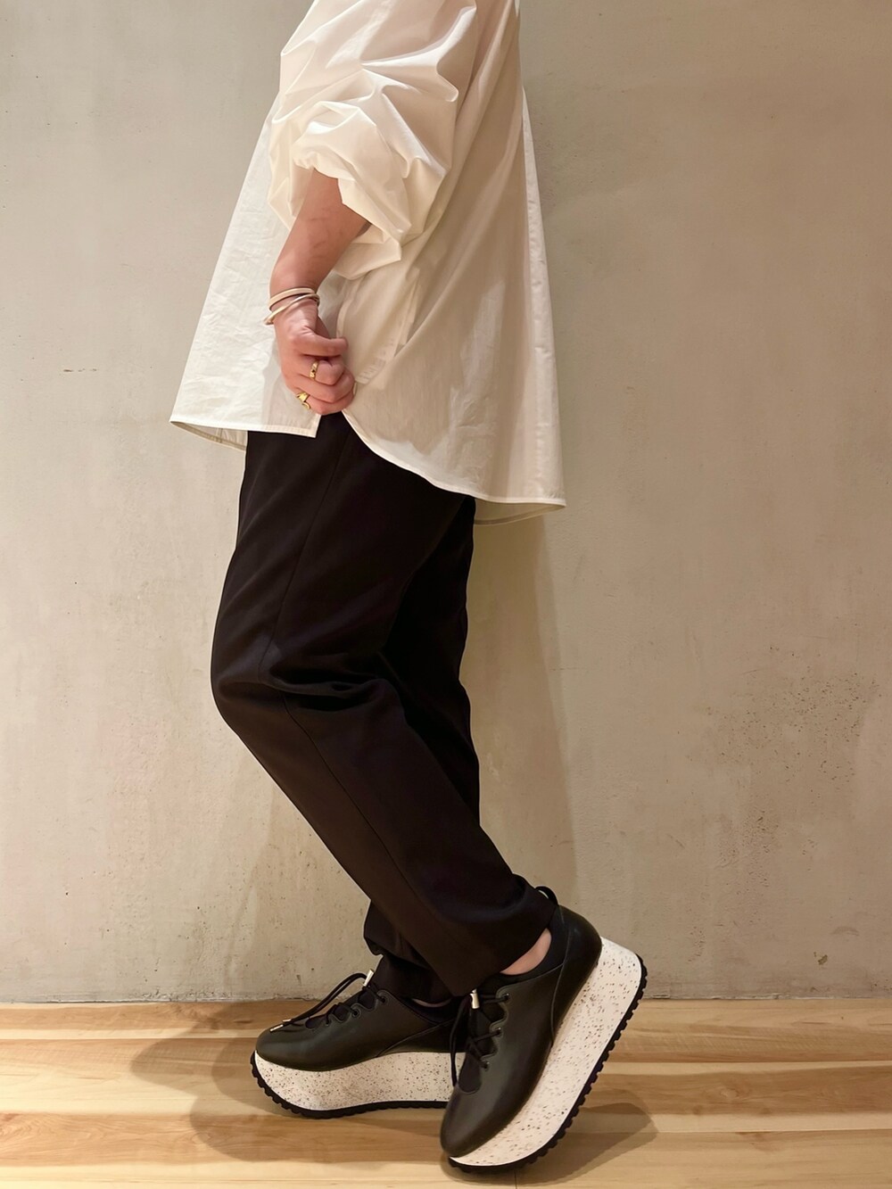 ベージュ系のショルダーバッグ、ブラック系のスニーカー、ブラック系のその他パンツを着用したレディースの冬コーディネートの8枚目の写真