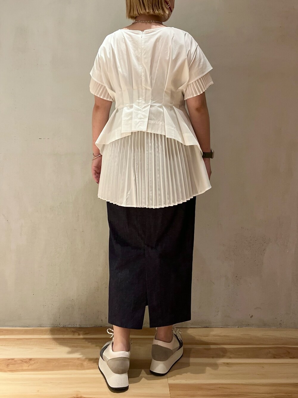 ホワイト系のシャツ/ブラウス、ブルー系のスカート、グレー系のスニーカーを着用したレディースの春コーディネートの4枚目の写真