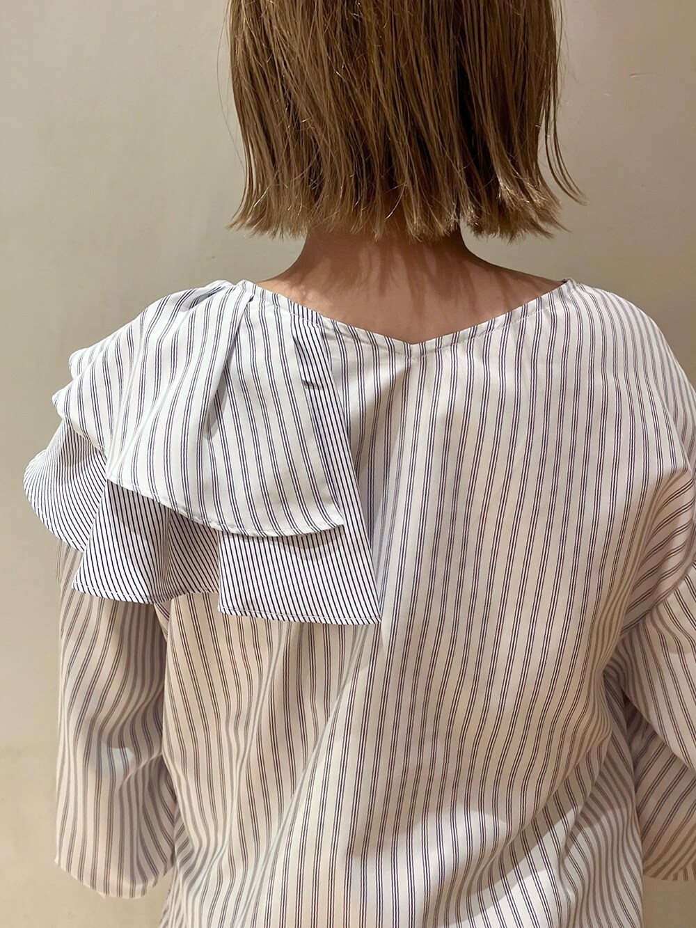 ホワイト系のスニーカー、その他のシャツ/ブラウス、ホワイト系のスカートを着用したレディースの冬コーディネートの6枚目の写真