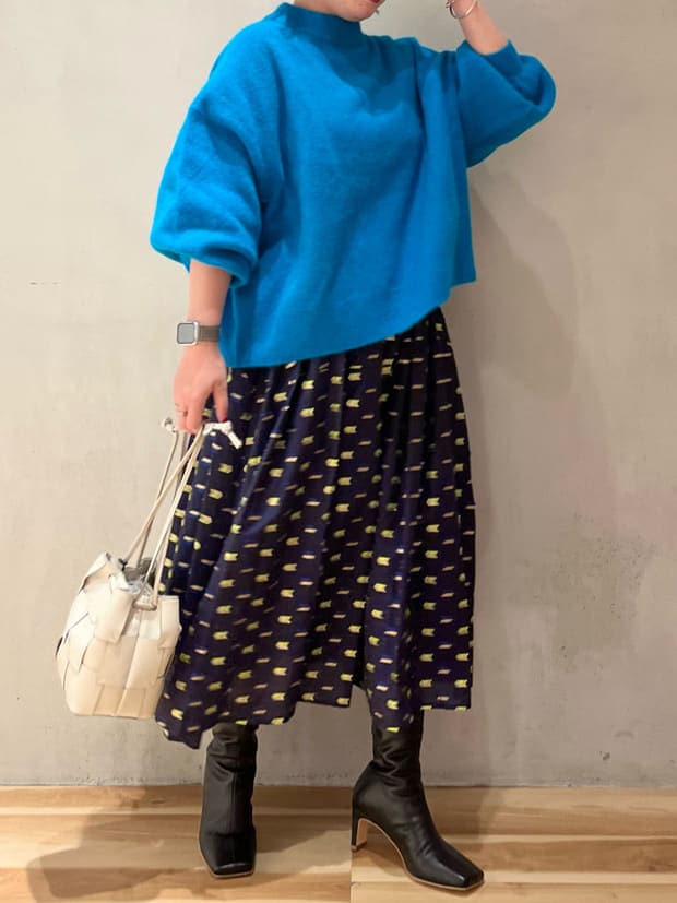 ブラック系のブーツ、ブルー系のスカート、ブルー系のニット/セーターを着用したレディースの秋コーディネートの4枚目の写真