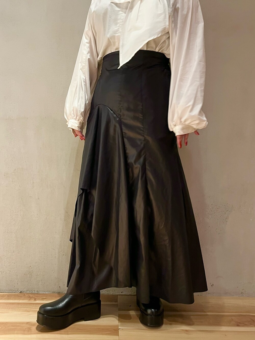 ホワイト系のシャツ/ブラウス、ブラック系のスカート、ベージュ系のノーカラージャケットを着用したレディースの秋コーディネートの9枚目の写真