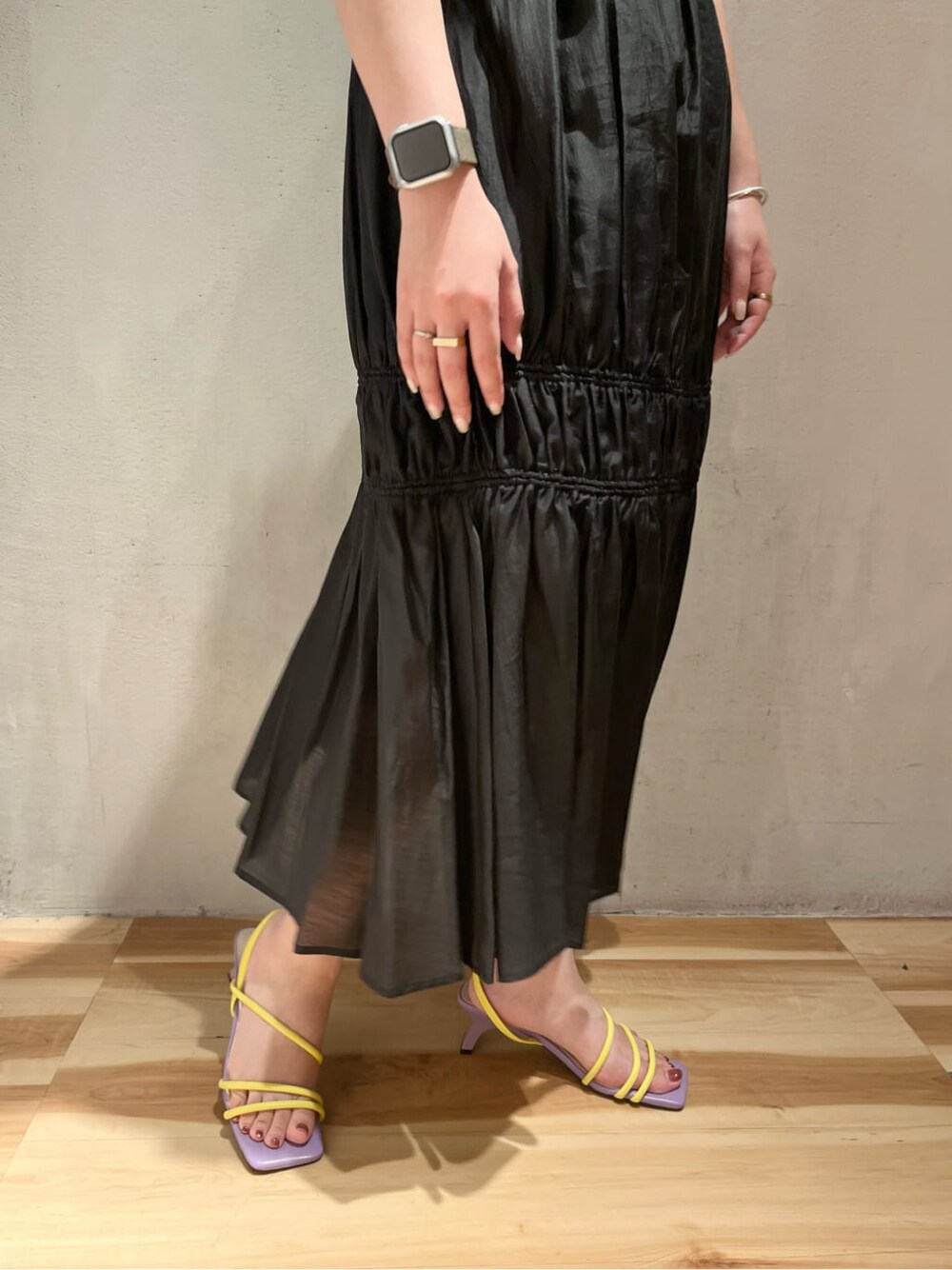 パープル系のサンダル、ブラック系のワンピースを着用したレディースの夏コーディネートの5枚目の写真