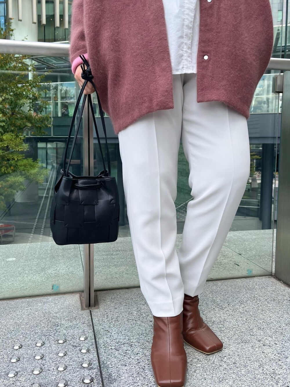 ホワイト系のシャツ/ブラウス、レッド系のその他アウター、グレー系のその他パンツを着用したレディースの秋コーディネートの7枚目の写真