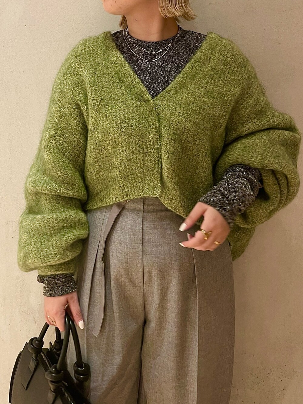 グレー系のその他パンツ、シルバー系のTシャツ/カットソー、ブラック系のハンドバッグを着用したレディースの夏コーディネートの5枚目の写真