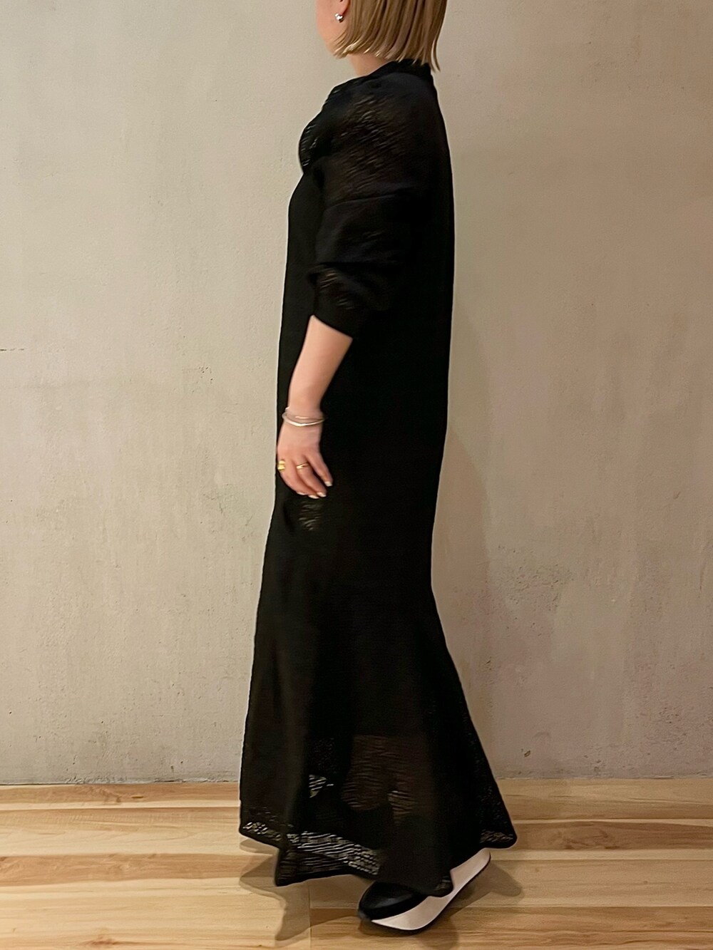 ベージュ系のブルゾン、ブラック系のスニーカー、ブラック系のワンピースを着用したレディースの春コーディネートの7枚目の写真