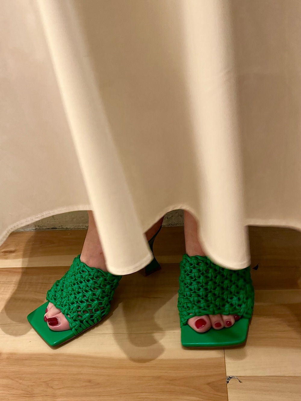 イエロー系のテーラードジャケット、ホワイト系のニット/セーター、ホワイト系のスカートを着用したレディースの冬コーディネートの9枚目の写真