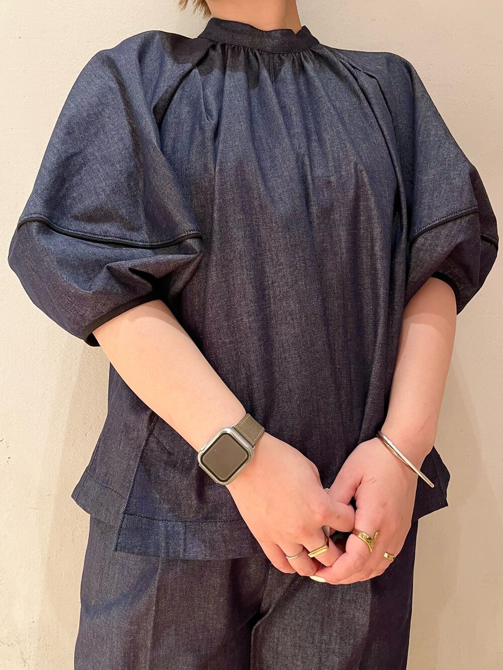 ブラック系のハンドバッグ、ブラック系のサンダル、ブルー系のブルゾンを着用したレディースの春コーディネートの6枚目の写真