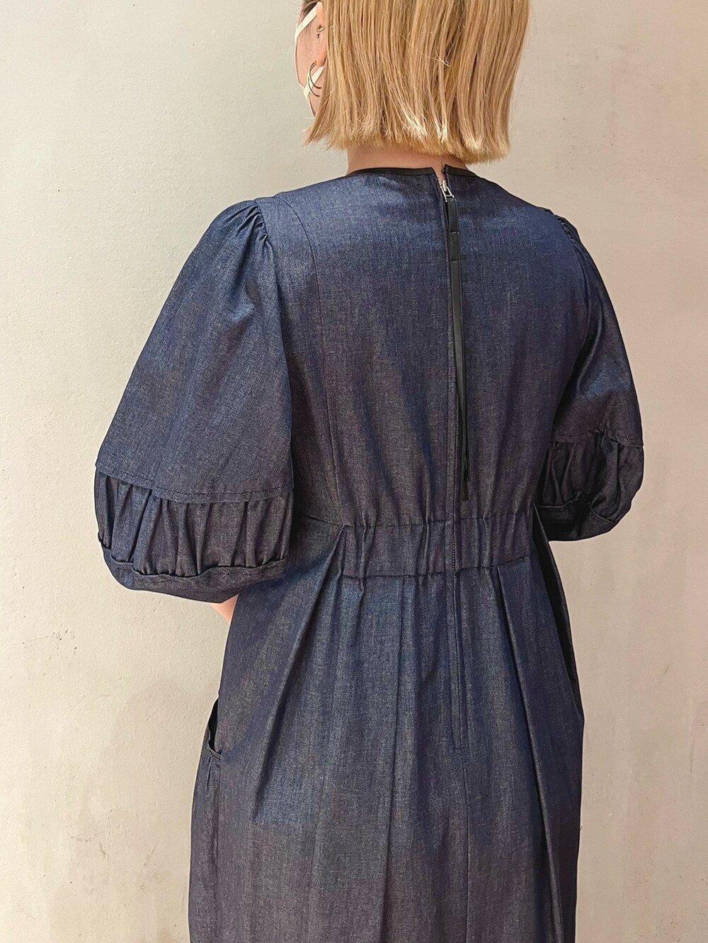 ブルー系のワンピースを着用したレディースの春コーディネートの6枚目の写真