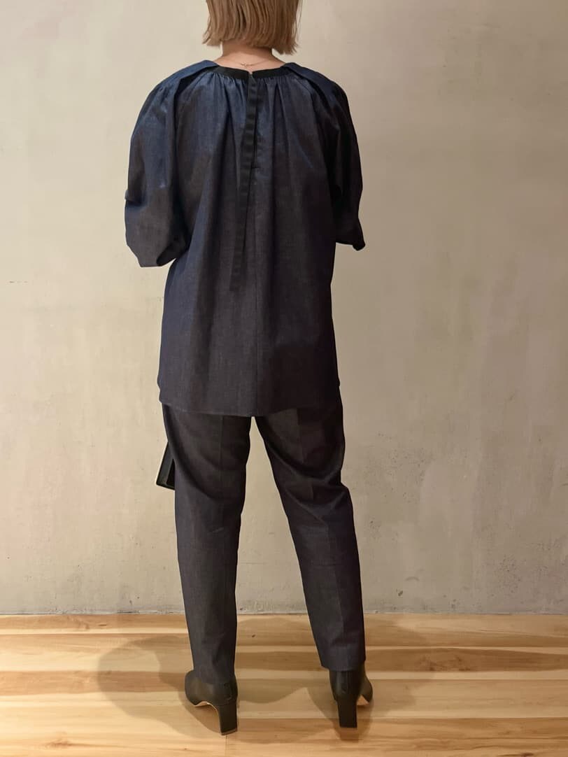 ホワイト系のショルダーバッグ、イエロー系のカーディガン/ボレロ、ブラック系のブーツを着用したレディースの秋コーディネートの6枚目の写真