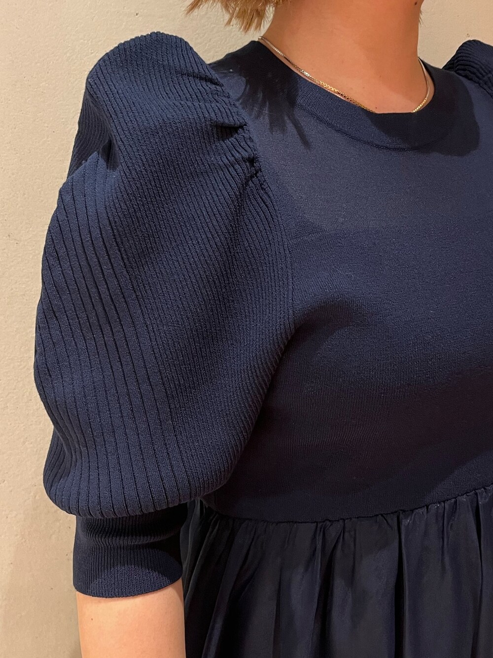 ブルー系のワンピース、ホワイト系のサンダルを着用したレディースの冬コーディネートの6枚目の写真