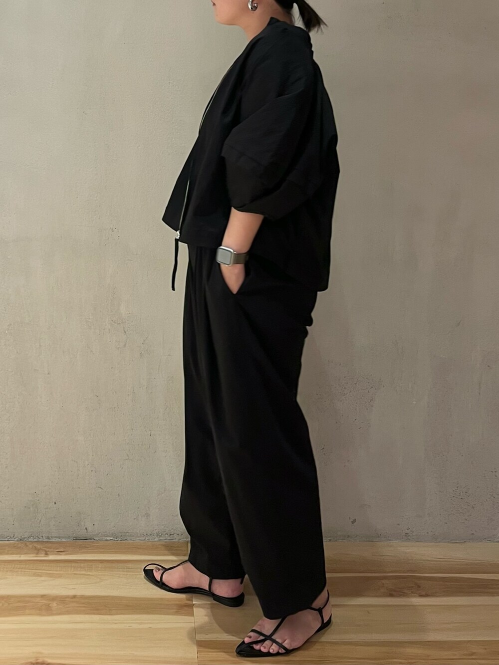 ブラック系のシャツ/ブラウス、ブラック系のその他パンツ、グレー系のキャミソールを着用したレディースの夏コーディネートの2枚目の写真