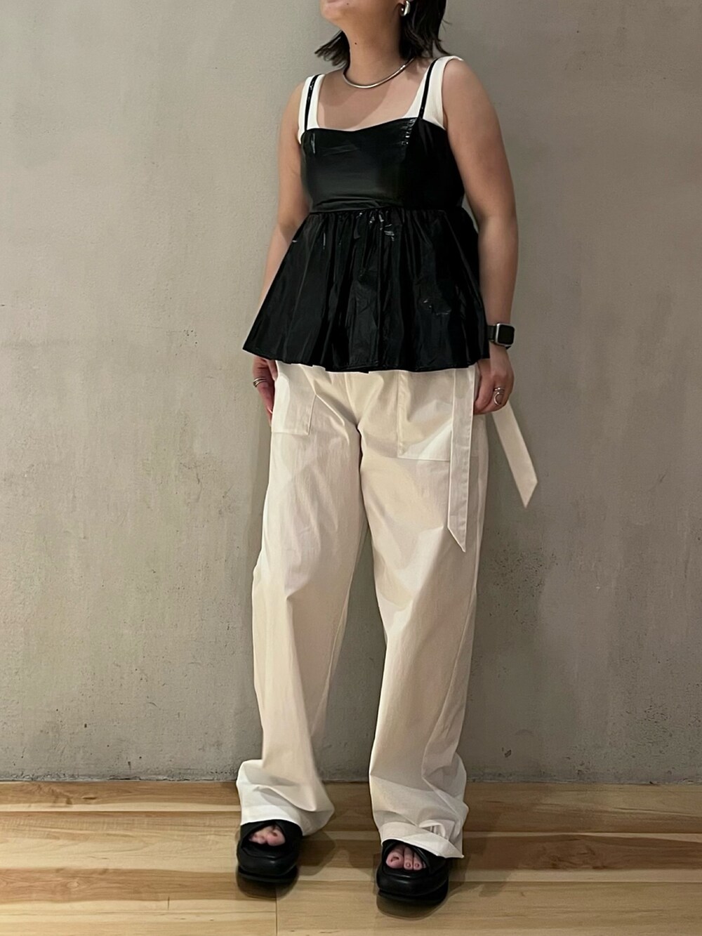 ホワイト系のタンクトップ、ブラック系のキャミソール、ホワイト系のその他パンツを着用したレディースの夏コーディネートの4枚目の写真