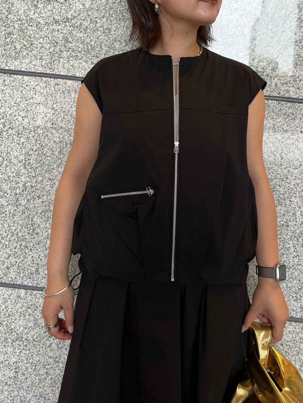 ブラック系のシャツ/ブラウス、グレー系のタンクトップ、ブラック系のスカートを着用したレディースの夏コーディネートの6枚目の写真