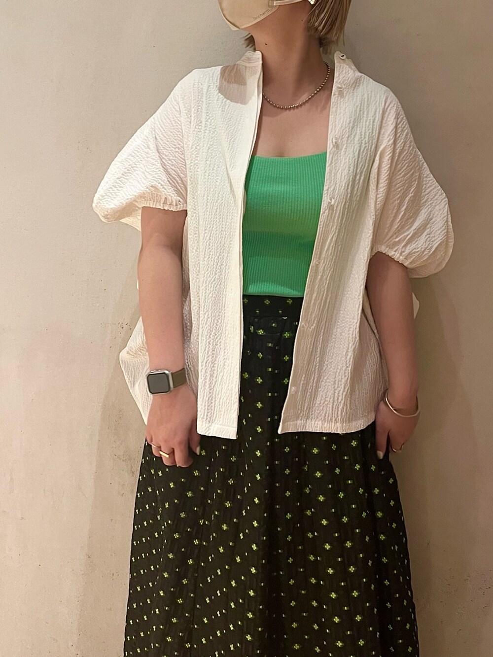 ホワイト系のシャツ/ブラウス、グリーン系のタンクトップ、その他のスカートを着用したレディースの春コーディネートの4枚目の写真