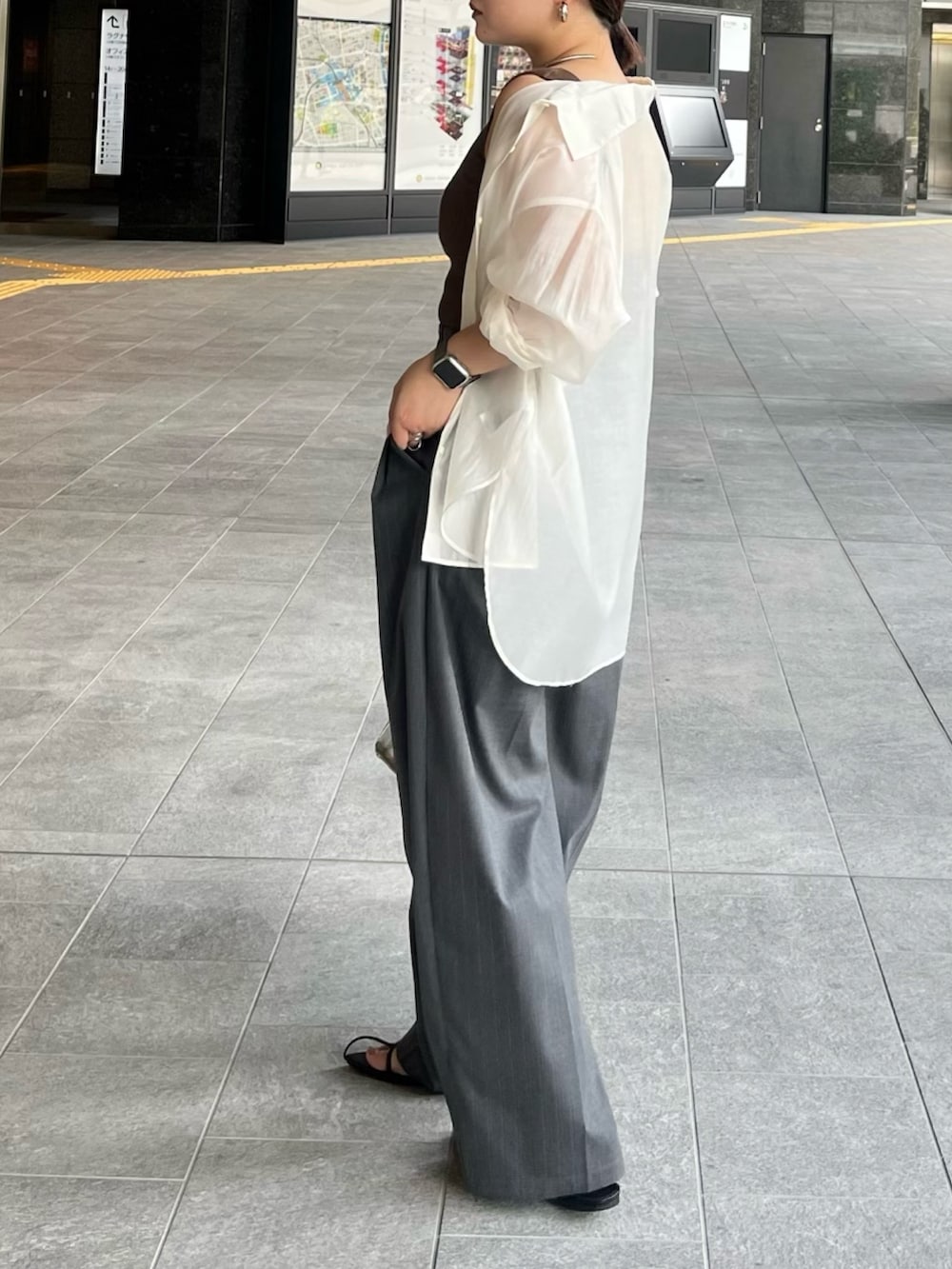 ホワイト系のシャツ/ブラウス、ブラウン系のタンクトップ、グレー系のその他パンツを着用したレディースの夏コーディネートの2枚目の写真