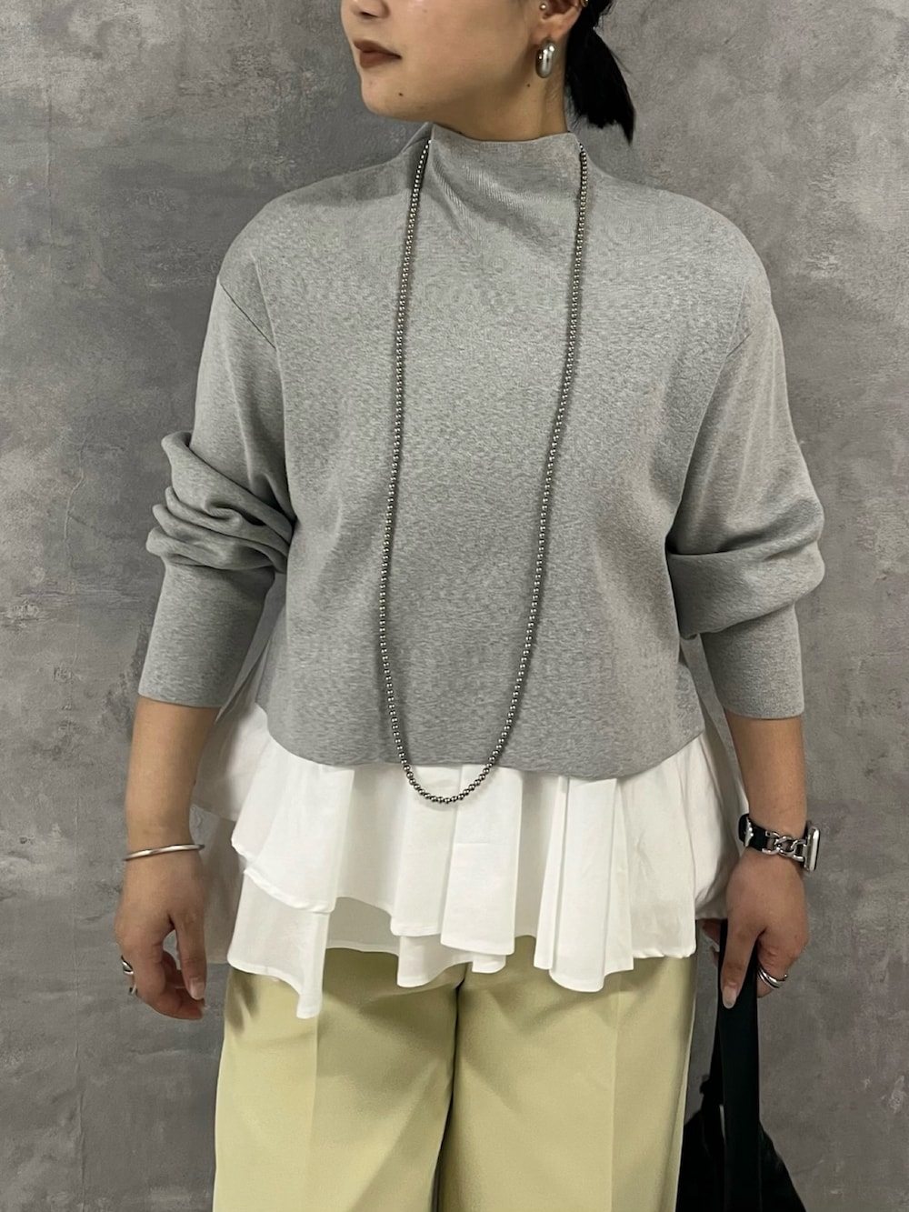 グレー系のノーカラージャケット、グレー系のニット/セーター、イエロー系のその他パンツを着用したレディースの秋コーディネートの9枚目の写真