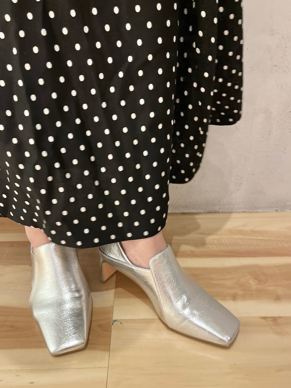 ブラック系のシャツ/ブラウス、その他のスカート、シルバー系のブーツを着用したレディースの春コーディネートの8枚目の写真