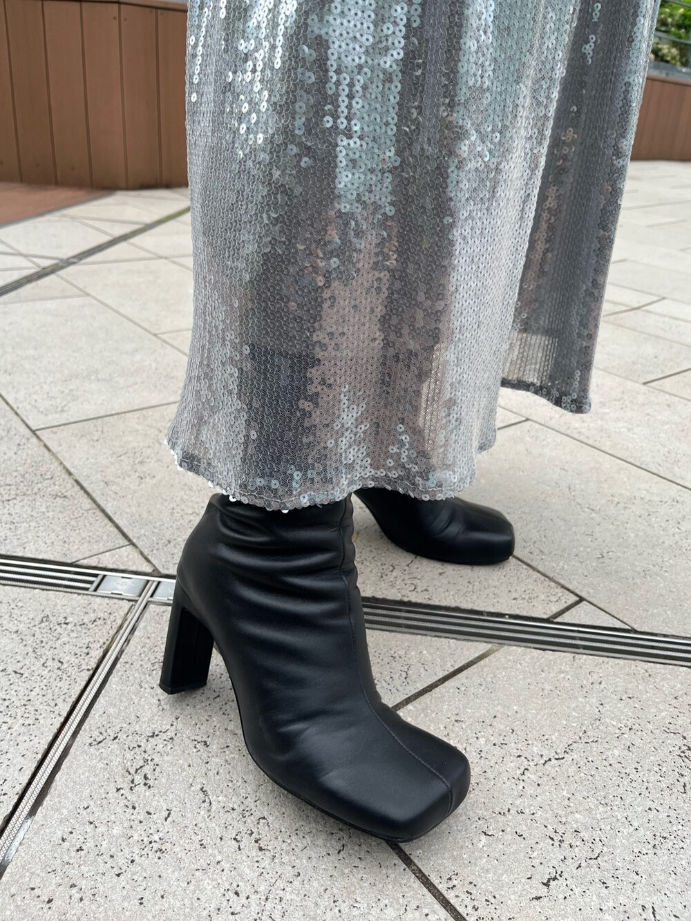 グレー系のワンピース、ブラック系のブーツを着用したレディースの秋コーディネートの9枚目の写真