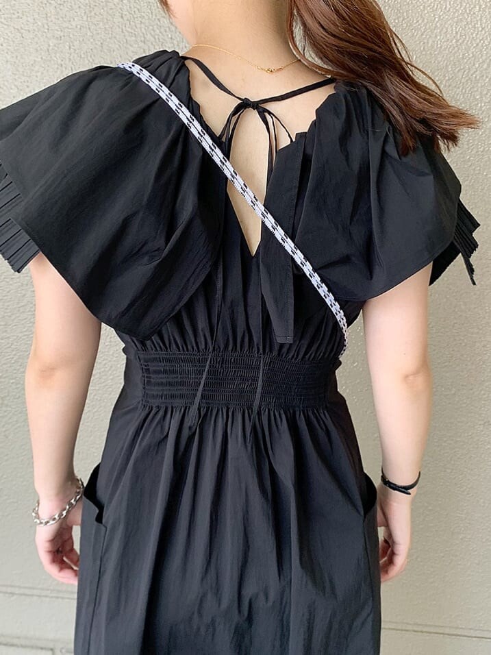 ブラック系のサンダル、ブラック系のワンピース、ブラウン系のショルダーバッグを着用したレディースの夏コーディネートの4枚目の写真