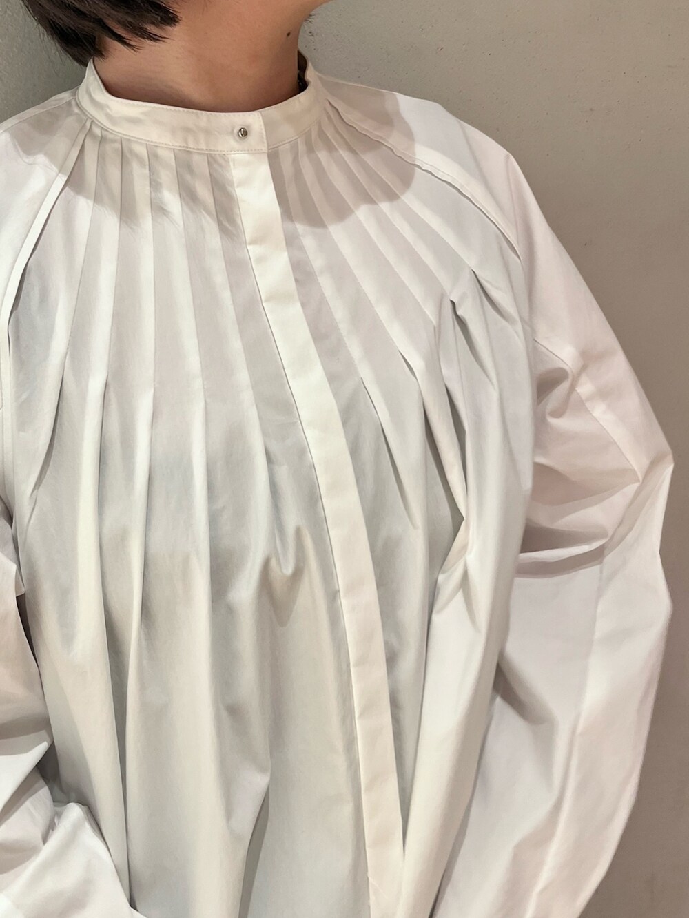 ブラック系のスカート、シルバー系のパンプス、ホワイト系のシャツ/ブラウスを着用したレディースの冬コーディネートの6枚目の写真