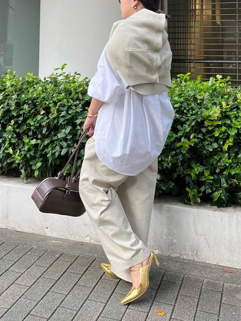ベージュ系のカーディガン/ボレロ、ホワイト系のシャツ/ブラウス、ホワイト系のその他パンツを着用したレディースの秋コーディネートの3枚目の写真