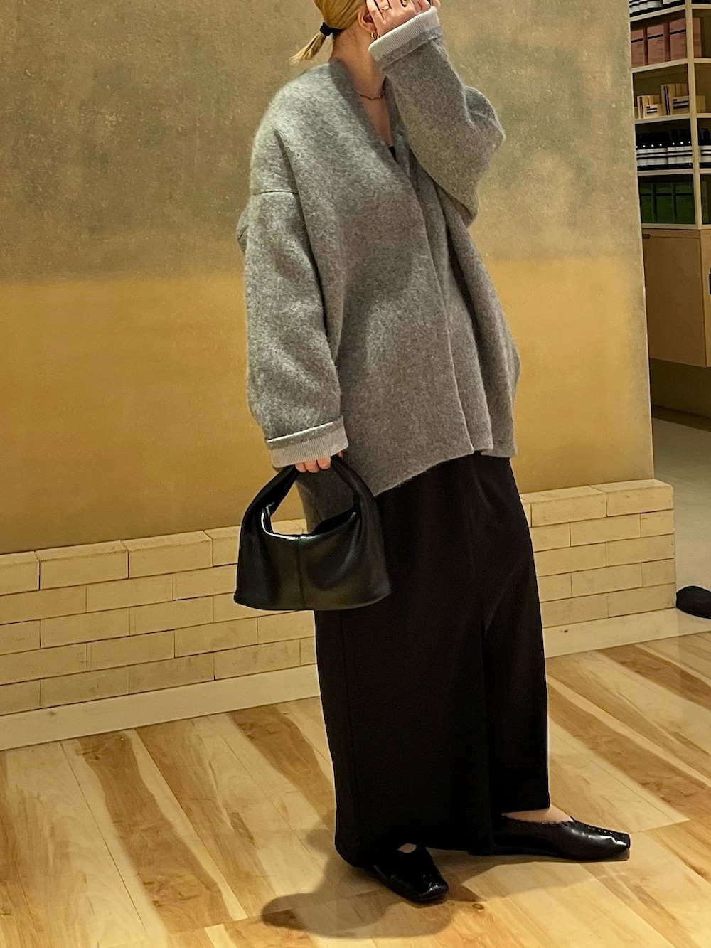 グレー系のカーディガン/ボレロを着用したレディースの冬コーディネートの3枚目の写真