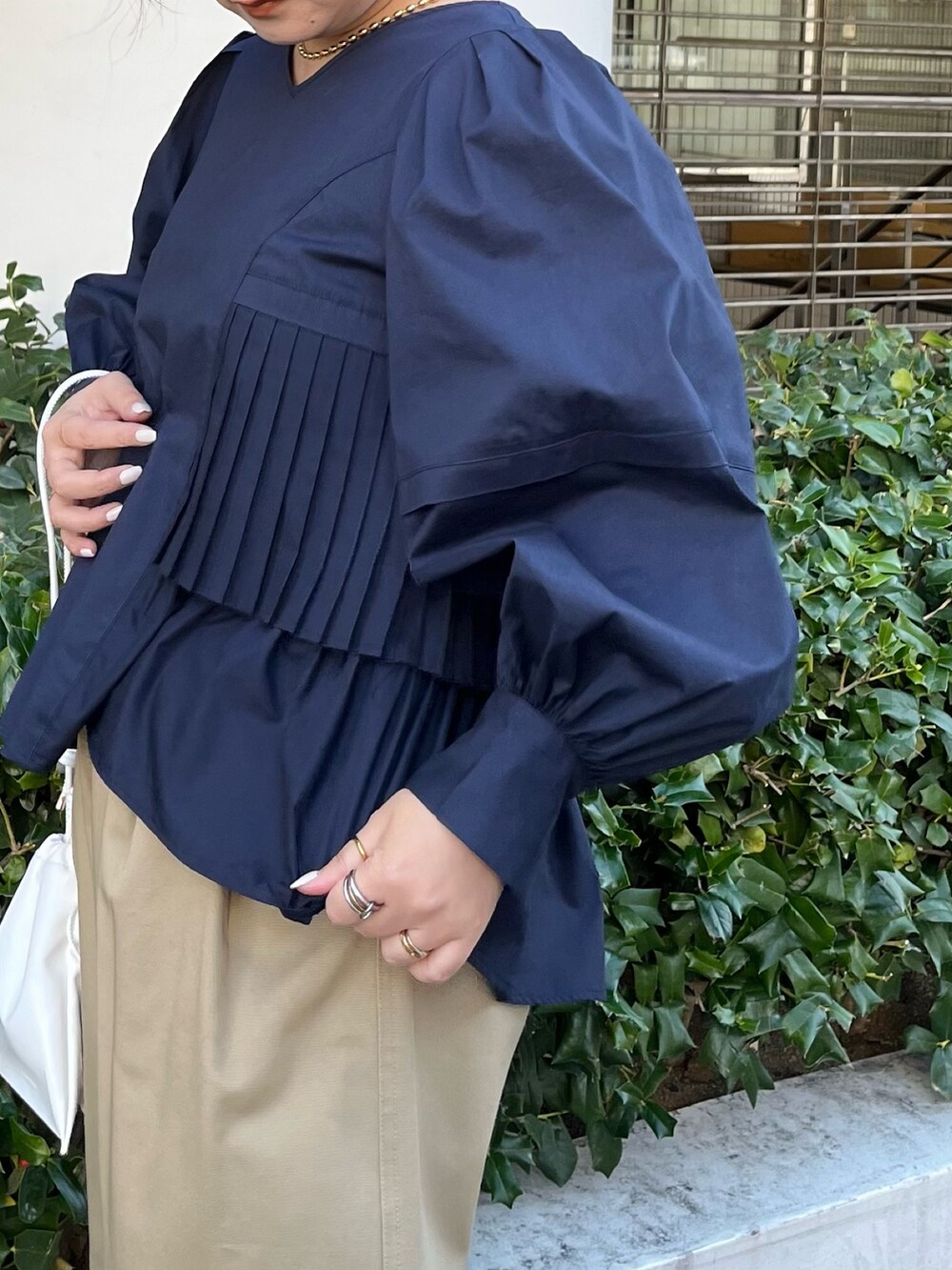 ブルー系のシャツ/ブラウス、ベージュ系のその他パンツ、ホワイト系のショルダーバッグを着用したレディースの冬コーディネートの5枚目の写真