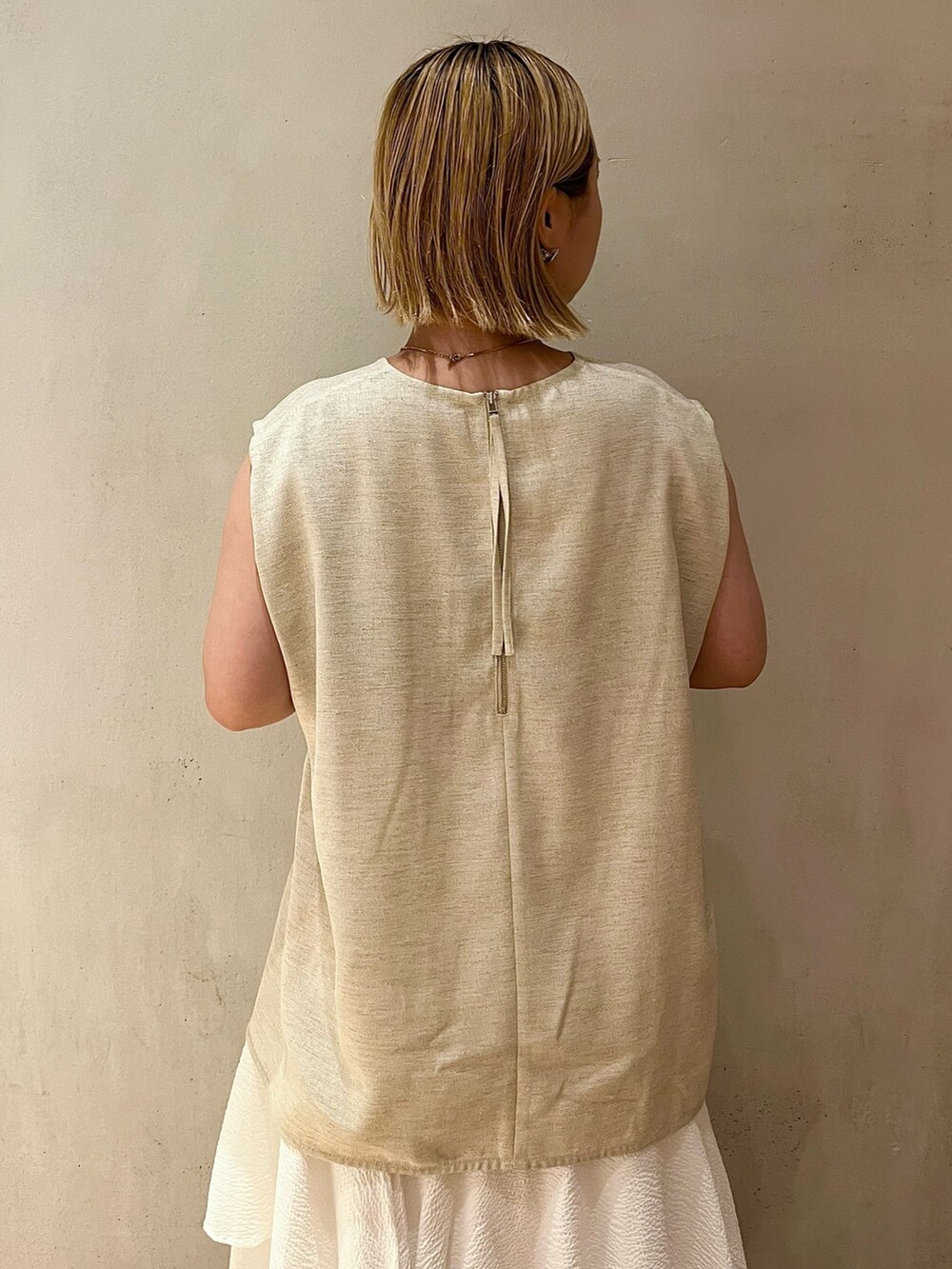 ベージュ系のシャツ/ブラウス、ホワイト系のブルゾン、ゴールド系のネックレスを着用したレディースの夏コーディネートの7枚目の写真