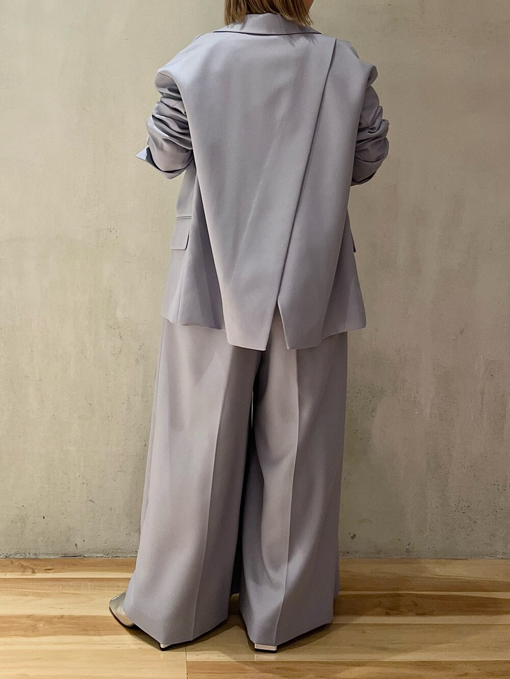 ブルー系のテーラードジャケット、ブルー系のつなぎ/オールインワン、シルバー系のパンプスを着用したレディースの冬コーディネートの4枚目の写真