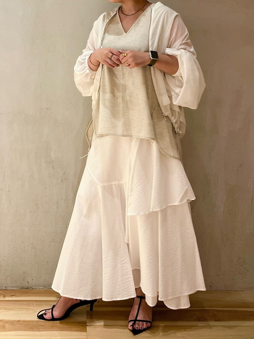 ベージュ系のシャツ/ブラウス、ホワイト系のブルゾン、ゴールド系のネックレスを着用したレディースの夏コーディネートの4枚目の写真