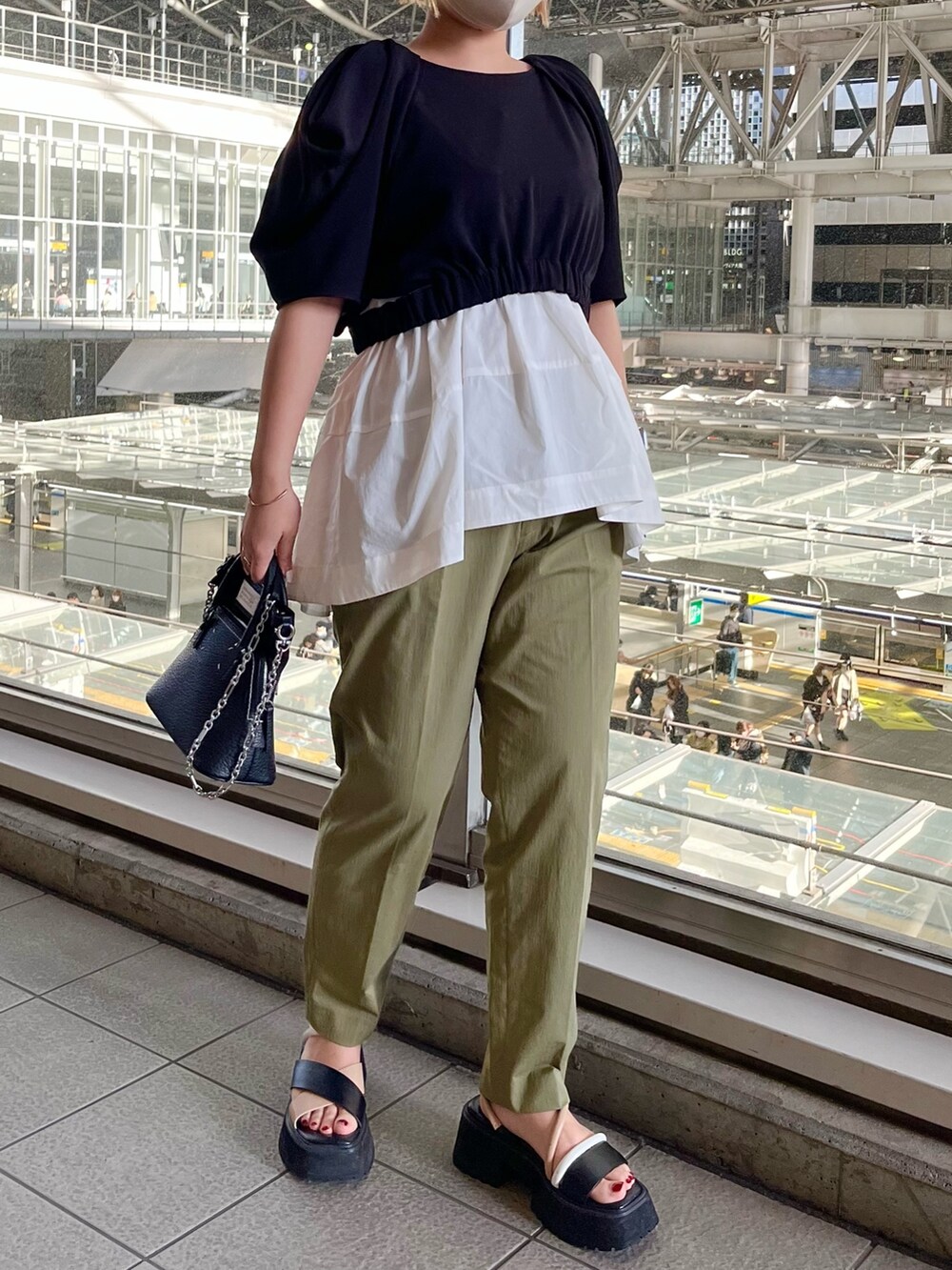 その他のサンダル、グリーン系のその他パンツ、ブラック系のシャツ/ブラウスを着用したレディースの春コーディネートの4枚目の写真