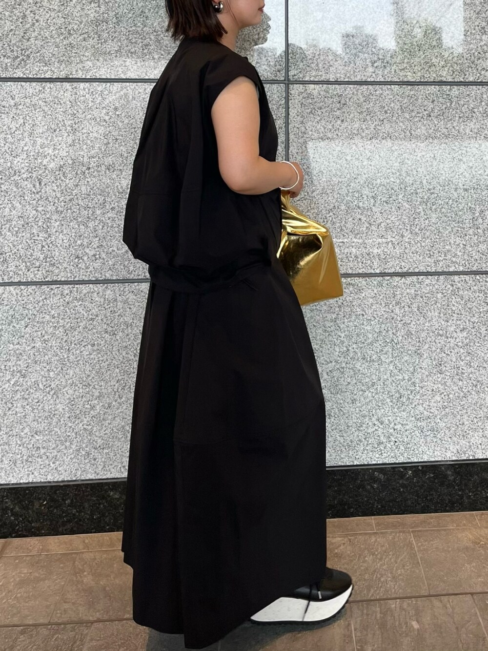 ブラック系のシャツ/ブラウス、グレー系のタンクトップ、ブラック系のスカートを着用したレディースの夏コーディネートの3枚目の写真