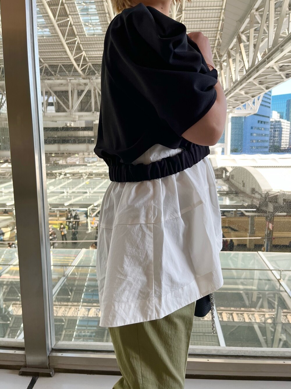 その他のサンダル、グリーン系のその他パンツ、ブラック系のシャツ/ブラウスを着用したレディースの春コーディネートの7枚目の写真