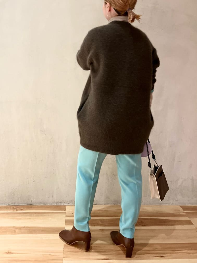 ブルー系のその他パンツ、ベージュ系のショルダーバッグ、ベージュ系のその他アウターを着用したレディースの秋コーディネートの2枚目の写真