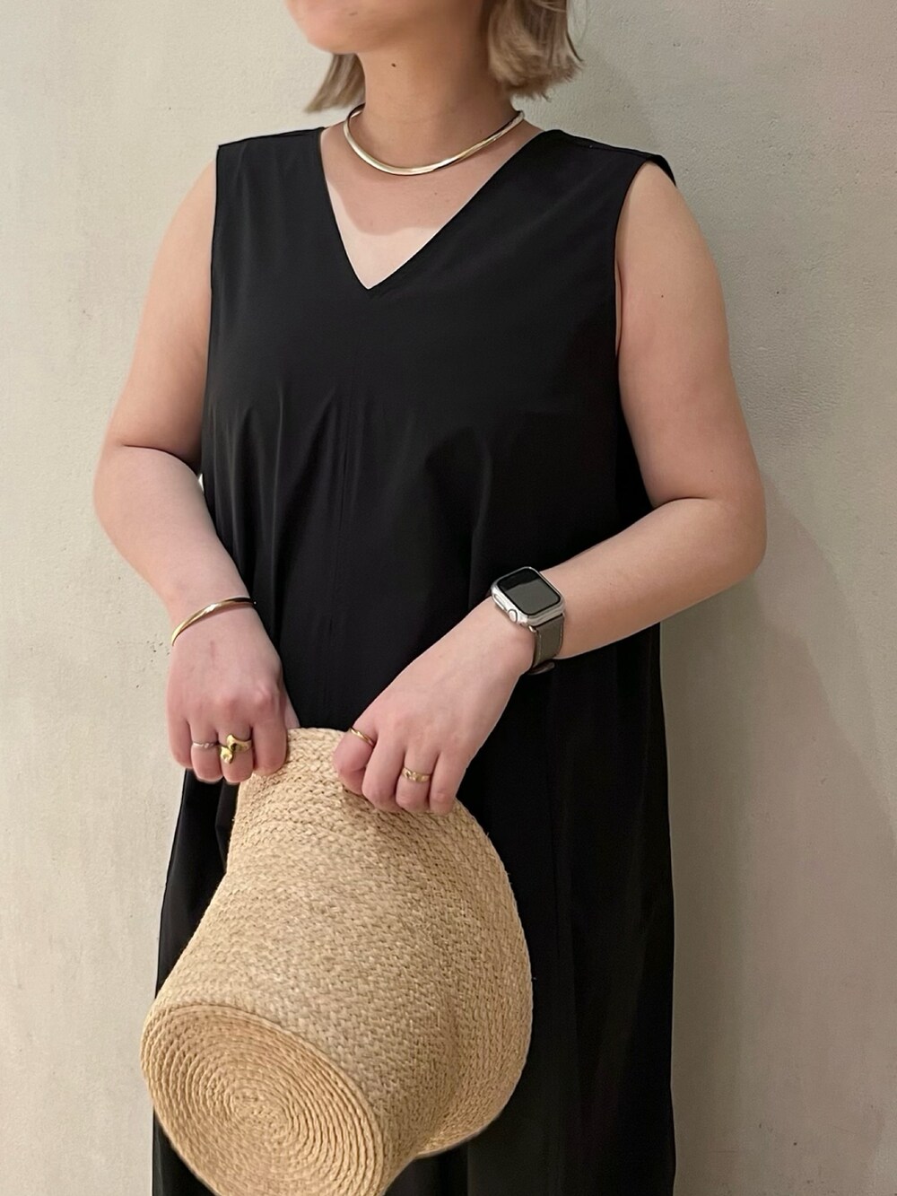 ブラック系のワンピース、ベージュ系のサンダル、ブラック系のキャミソールを着用したレディースの冬コーディネートの4枚目の写真