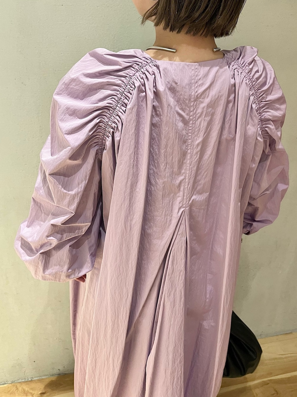 パープル系のワンピース、ブラック系のショルダーバッグを着用したレディースの春コーディネートの7枚目の写真