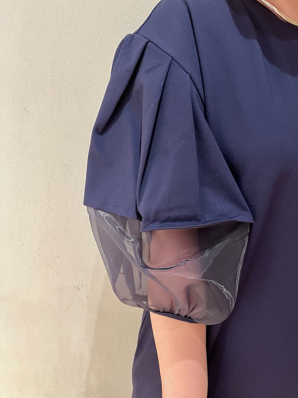 ブルー系のワンピース、シルバー系のパンプス、シルバー系のハンドバッグを着用したレディースの夏コーディネートの5枚目の写真