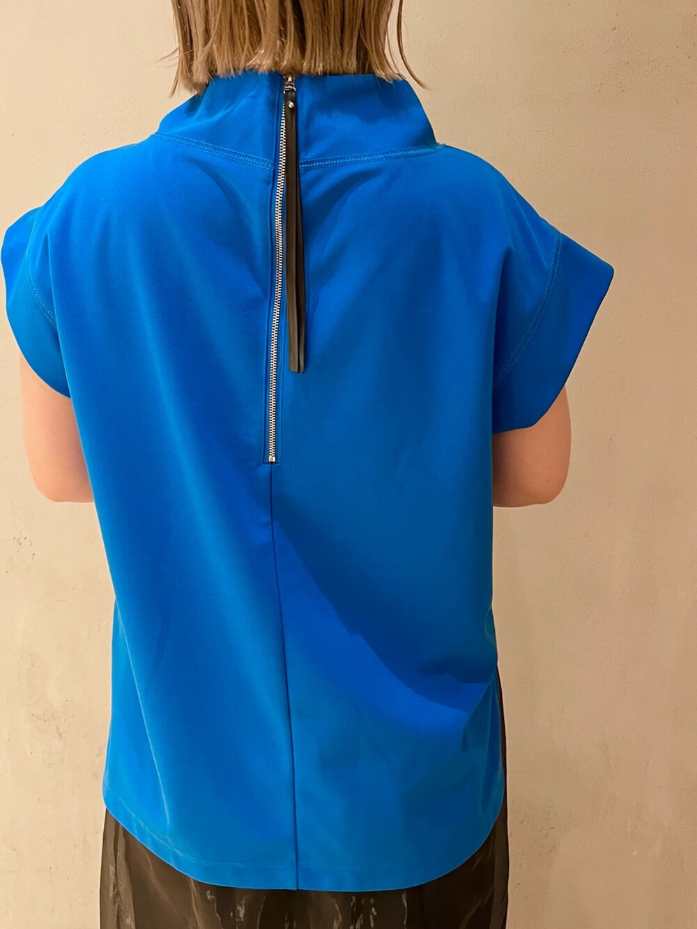 ブルー系のTシャツ/カットソー、ブラック系のスカート、ブラック系のサンダルを着用したレディースの冬コーディネートの7枚目の写真