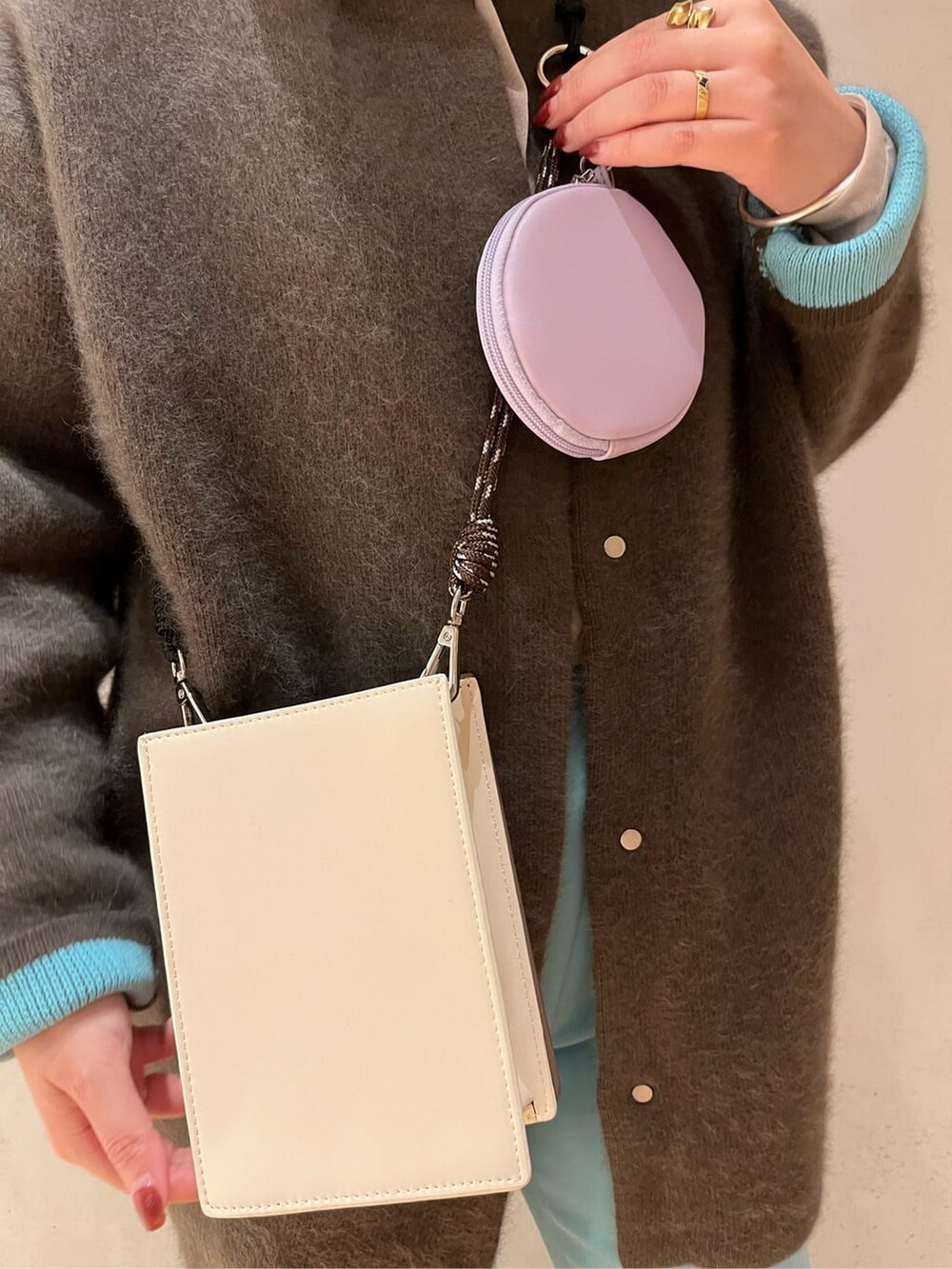 ブルー系のその他パンツ、ベージュ系のショルダーバッグ、ベージュ系のその他アウターを着用したレディースの秋コーディネートの9枚目の写真