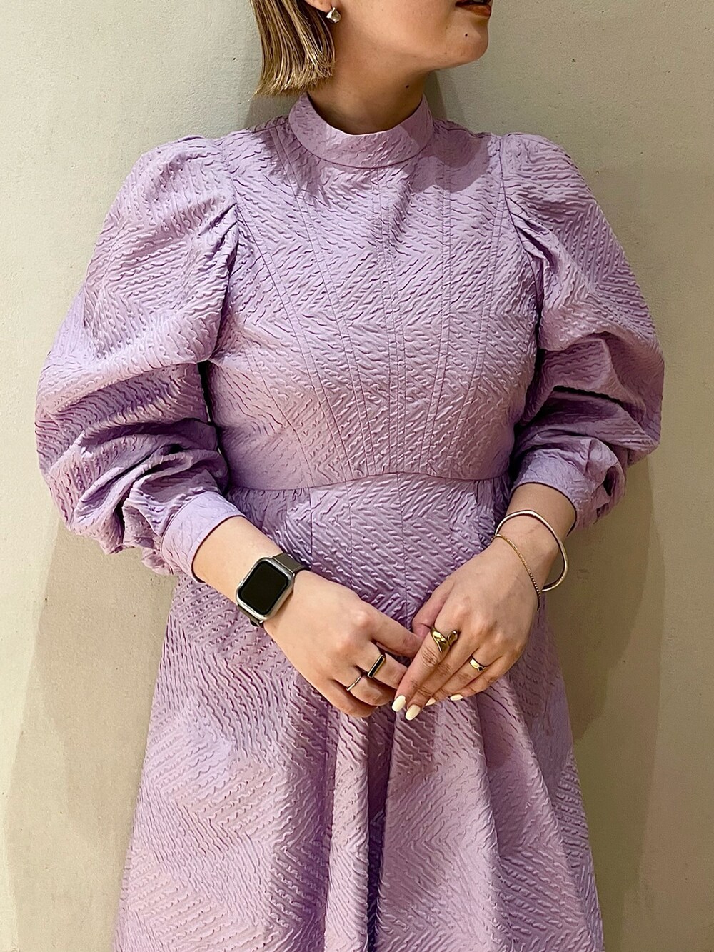 グリーン系のブルゾン、パープル系のワンピースを着用したレディースの春コーディネートの9枚目の写真