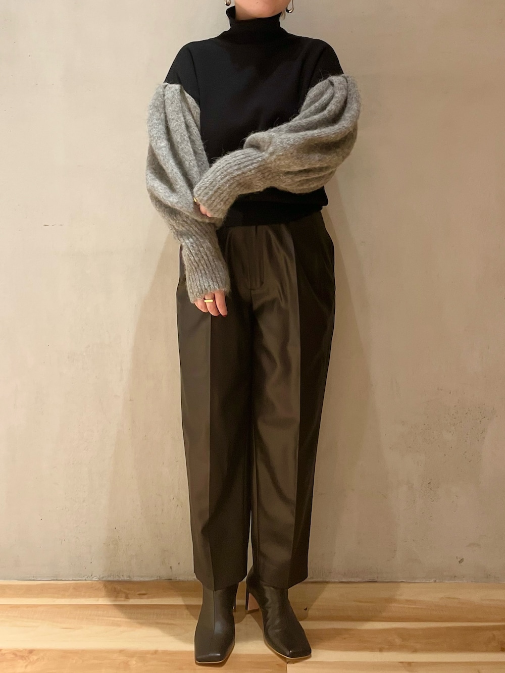 その他のニット/セーター、ブラック系のブーツ、ブラック系のその他パンツを着用したレディースの秋コーディネートの4枚目の写真