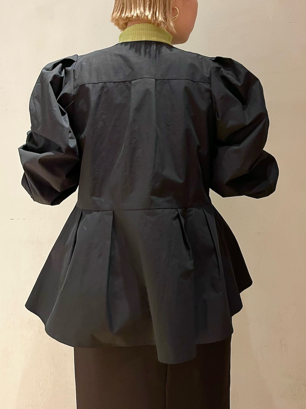 ブラック系のシャツ/ブラウス、グリーン系のニット/セーター、ブラック系のスカートを着用したレディースの冬コーディネートの7枚目の写真