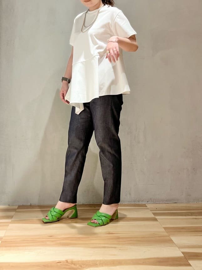 ホワイト系のTシャツ/カットソー、グリーン系のブルゾン、ブルー系のその他パンツを着用したレディースの春コーディネートの4枚目の写真