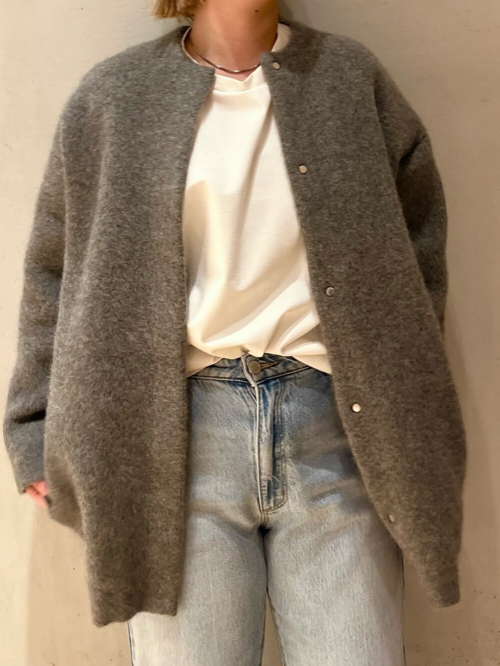 グレー系のノーカラージャケット、ホワイト系のTシャツ/カットソーを着用したレディースの夏コーディネートの4枚目の写真