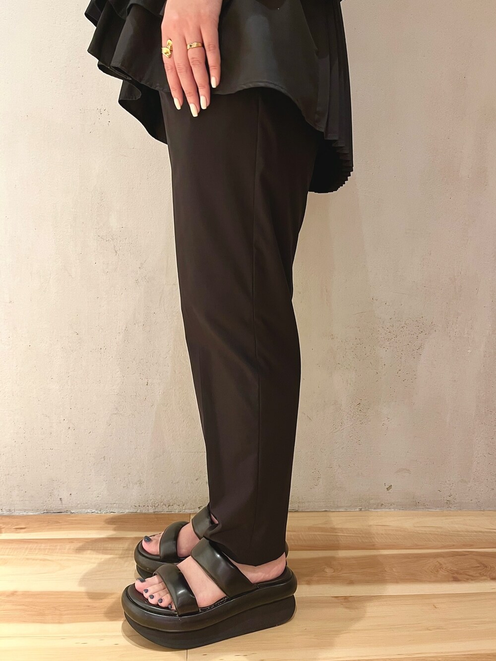 ブラック系のサンダル、ブラック系のシャツ/ブラウス、ブラック系のその他パンツを着用したレディースの夏コーディネートの8枚目の写真