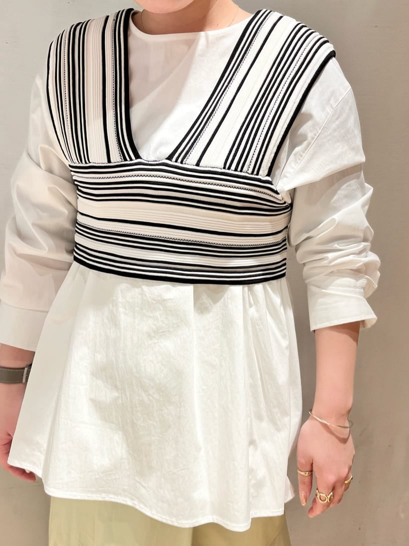 グリーン系のスカート、その他のニット/セーターを着用したレディースの冬コーディネートの5枚目の写真