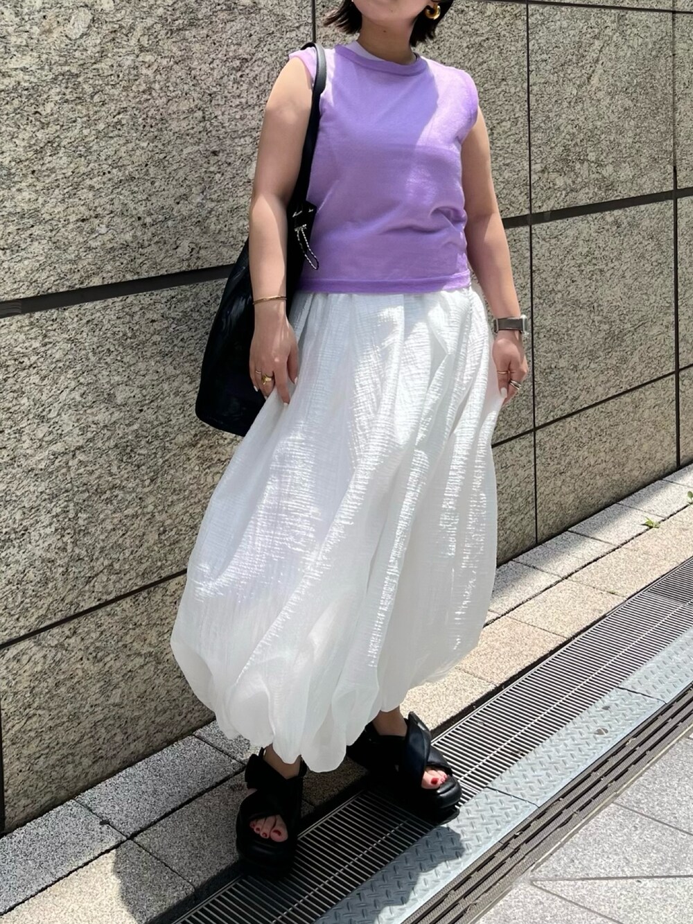 パープル系のタンクトップ、グレー系のワンピース、ブラック系のサンダルを着用したレディースの夏コーディネートの2枚目の写真