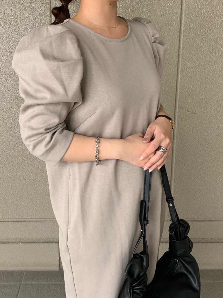 ベージュ系のワンピース、ブラック系のショルダーバッグを着用したレディースの秋コーディネートの5枚目の写真