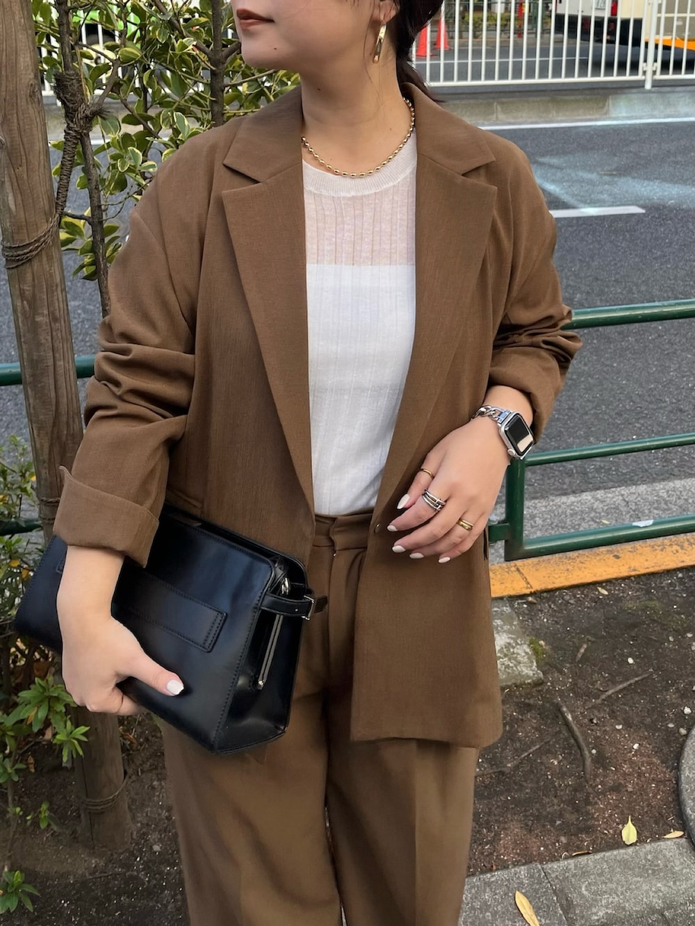 ブラウン系のテーラードジャケット、ブラウン系のその他パンツ、ゴールド系のサンダルを着用したレディースの冬コーディネートの7枚目の写真