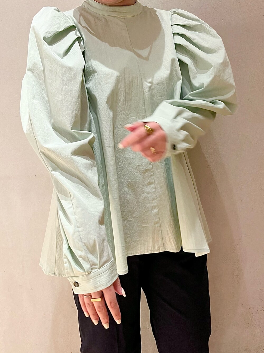 グリーン系のシャツ/ブラウス、ブルー系のその他パンツを着用したレディースの冬コーディネートの5枚目の写真